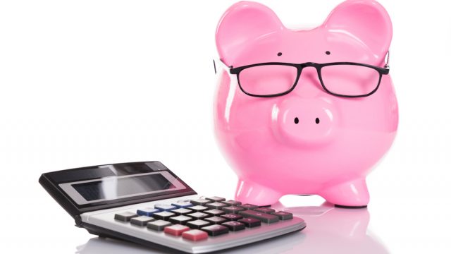 電卓とピンクの豚の貯金箱